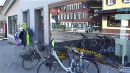 The Zwei-Rad Götz bike shop, Scheidgasse 15, Unterseen where Lawrence's bottom bracket has just been replaced